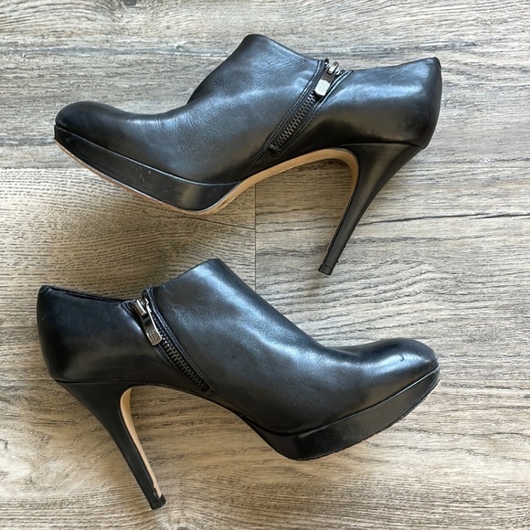 Vince Camuto Women’s Black Leather Elgin Ankle Heel Bootie, size 10 - Picture 2 of 9